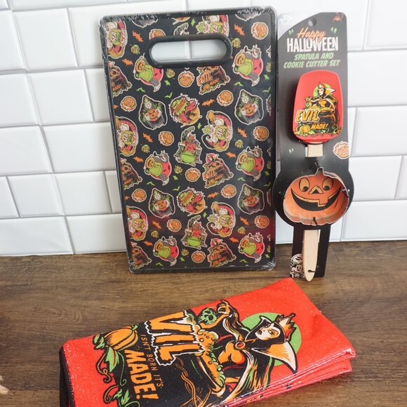 Disney: "Evil isn't born it's made!" Kitchen Set - Picture 5 of 8